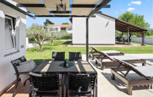 Vonkajšia záhrada v ubytovaní Holiday Home Valbandon 11
