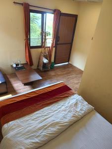 سرير أو أسرّة في غرفة في Treez Resort