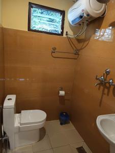 حمام في Treez Resort