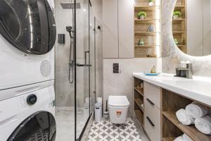 アスタナにあるКвартира с душойのシャワーと洗濯機付きのバスルーム