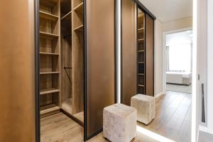 アスタナにあるКвартира с душойの- ウォークインクローゼット(室内にスツール付)