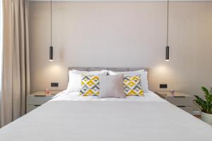 アスタナにあるКвартира с душойの大きな白いベッドと枕のある寝室