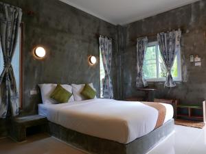 ein Schlafzimmer mit großem Bett und Fenster in der Unterkunft Le Pes Villas in Khanom + 37 Fotos