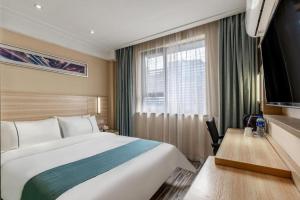 Μια τηλεόραση ή/και κέντρο ψυχαγωγίας στο City Comfort Inn Wuhan Zongguan Metro Station