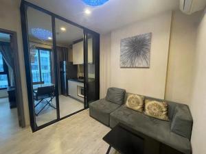 a living room with a couch and a table at 芭提雅市中心The Base 高端公寓酒店 in Pattaya