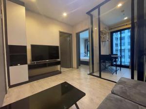 a living room with a couch and a television at 芭提雅市中心The Base 高端公寓酒店 in Pattaya