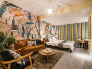a living room with a couch and a bed at Jinzhou International Business Hotel in Guangzhou +264 photos