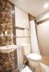 une salle de bains avec toilettes et lavabo dans l'établissement Patria Palace Hotel, à Blitar