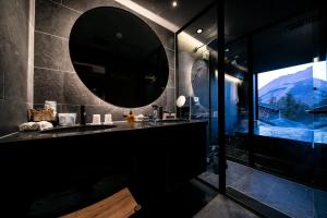 un bagno con lavandino e specchio di Saigakukan a Yufu Altre 176 foto