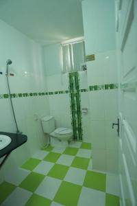 a bathroom with a toilet and a sink at Thanh Long Hotel in Liên Trì (4) +40 photos