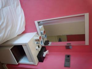 ソウルにあるMyeongdong Mom Houseのベッド横のピンクの壁面鏡 +37枚の写真