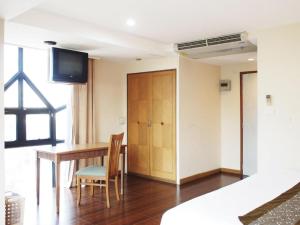 TV a/nebo společenská místnost v ubytování NH Elegant Hotel