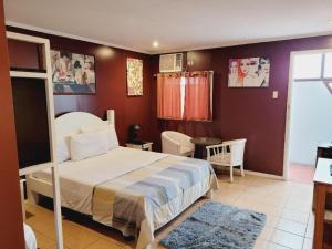 een slaapkamer met een groot bed en een raam bij Walk Around Hotel in Angeles +171 foto's