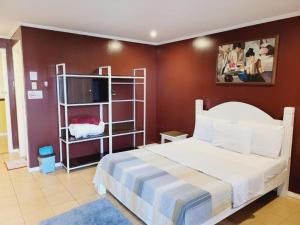 En eller flere senge i et værelse på Walk Around Hotel + 160 billeder