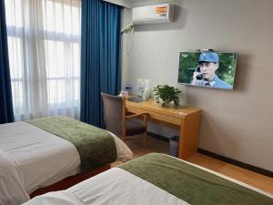 Μια τηλεόραση ή/και κέντρο ψυχαγωγίας στο GreenTree Inn Huaian Gaogou Town First Street Shell Hotel