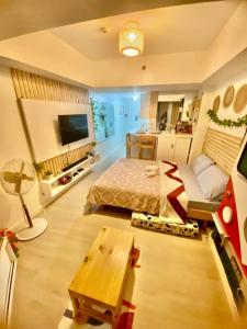 Un dormitorio con una cama y una sala de estar. en Cozy Bali, en San Fernando