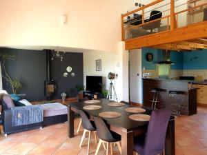 Kuchyň nebo kuchyňský kout v ubytování Maison spacieuse face aux Pyrénées