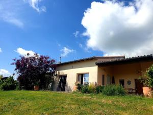a house in a field with a blue sky at Maison spacieuse face aux Pyrénées in Carla-Bayle