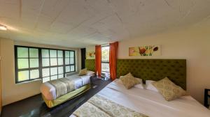 キャンディにあるDream Lodgeのベッド2台と窓のある寝室 +125枚の写真