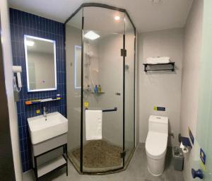 Ένα μπάνιο στο 7 Days Inn Qingdao Shandong Road Zhenning Overpass Branch +192 φωτογραφίες