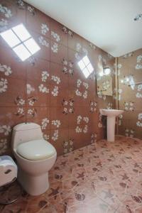 ein Badezimmer mit Toilette und Waschbecken in der Unterkunft OYO 75310 Canalis Resort in Khao Lak