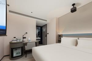 Postel nebo postele na pokoji v ubytování Light Hotel Hangzhou West Lake Yintai Nansong Royal Street