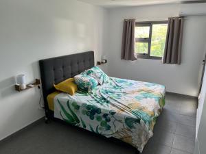 Postel nebo postele na pokoji v ubytování F2 Pamatai Nest - En hauteur, 10 min du centre ville - AC Wifi Piscine