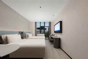 TV a/nebo společenská místnost v ubytování Light Hotel Hangzhou West Lake Yintai Nansong Royal Street