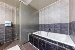 Koupelna v ubytování Hotel Nyxfox + 43 fotografií