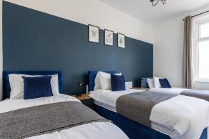 Postel nebo postele na pokoji v ubytování Barnard 3BR Getaway Cozy, Central, Connected