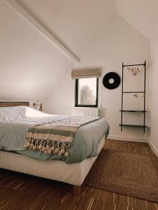ein Schlafzimmer mit großem Bett und Fenster in der Unterkunft SUNSET, Maison Littoral by BLOSS, stylish family apartment near the beach with terrace in De Haan