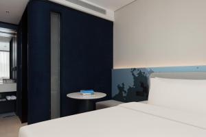 Postel nebo postele na pokoji v ubytování Light Hotel Hangzhou West Lake Yintai Nansong Royal Street