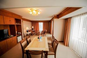 a dining room with a table and chairs at Haad Kaew Resort in Ban Nong Phak Kachet