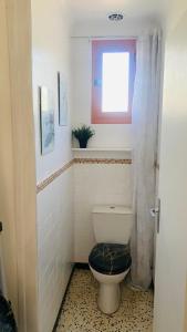 Koupelna v ubytování Vacances au cœur de la Provence, en famille ou entre amis + 18 fotografií