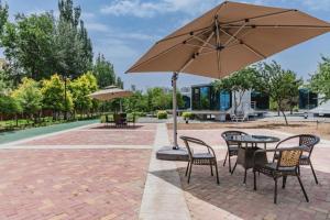 Κήπος έξω από το Qingshan Hotel Baotou