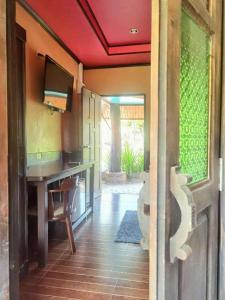 Un baño con lavabo y escritorio en una habitación. en Wangnamkhao Resort, en Ao Nang Beach