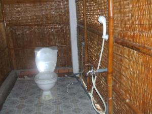 - une salle de bains avec toilettes dans une cabine dans l'établissement My Hoa Mekong Homestay, à Vĩnh Long 91 autres photos