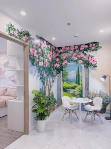a bedroom with a wall mural of roses at Relax Homestay 6 in Kon Rung (1)