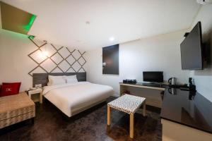 TV a/nebo společenská místnost v ubytování Gimhae Jangyu HUEN Hotel