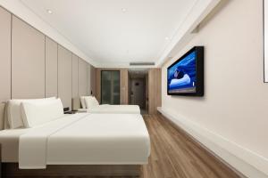 TV a/nebo společenská místnost v ubytování Atour Hotel Three Lanes and Seven Alleys Fuzhou