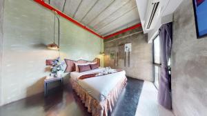 ein Schlafzimmer mit einem großen Bett in einem Zimmer in der Unterkunft Ps Extra Hotel in Ban Kohong