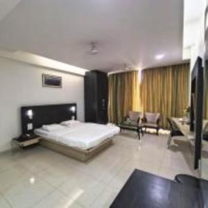 Rúm í herbergi á VITS Select Grand Inn, Ratnagiri