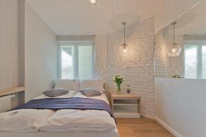 um quarto com uma cama com duas almofadas em Dream Apartments- Sopot Avenue em Sopot