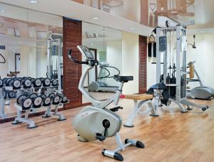 The fitness centre and/or fitness facilities at Boutique Hotel H10 Blue Mar - Adults Only