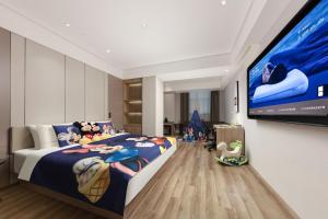 TV a/nebo společenská místnost v ubytování Atour Hotel Three Lanes and Seven Alleys Fuzhou