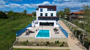 an aerial view of a house with a swimming pool at Valahia in Dunavăţu de Jos