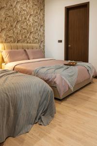 Postel nebo postele na pokoji v ubytování urban sea view home 2bed studio
