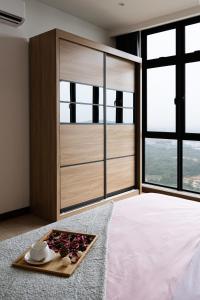 Postel nebo postele na pokoji v ubytování urban sea view home 2bed studio