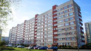 ein großes Gebäude mit Autos auf einem Parkplatz in der Unterkunft visit baltic - Matejki in Świnoujście