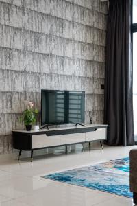TV a/nebo společenská místnost v ubytování urban sea view home 2bed studio
